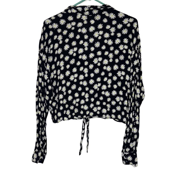 3/$20 Gianni Bini Black and White Floral Crop Top Blouse - Picture 2 of 5